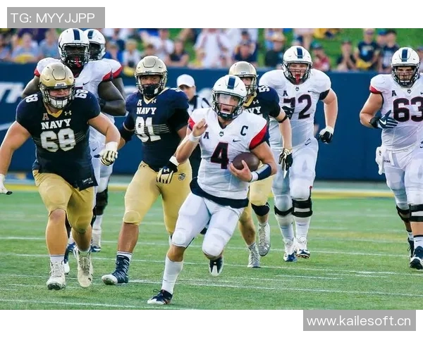 康涅狄格大学球员脚踩哈士奇PE球鞋引发媒体热议