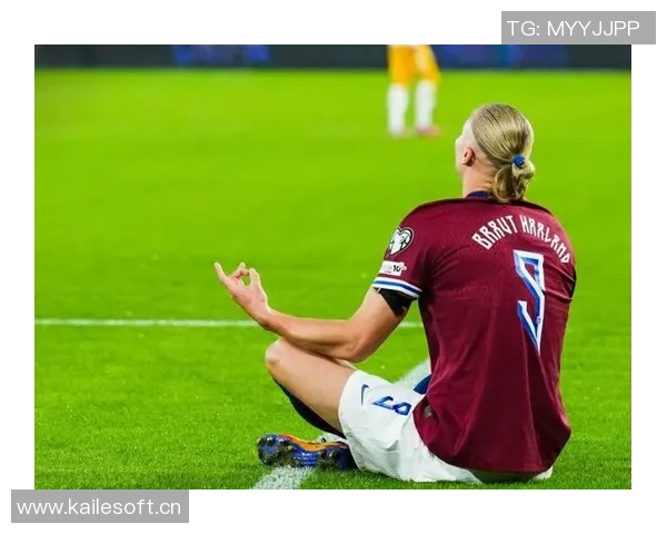 哈兰德社交媒体分享英伦风格穿搭绿色帽子搭配马甲尽显绅士魅力