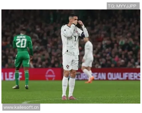 C罗单刀挑射被扑裁判判越位引发争议球迷热议比赛判罚